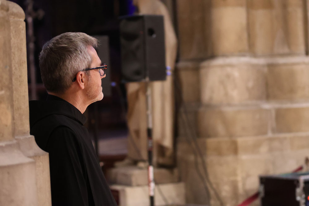Der Erste Generalrat Frt. Joaquim beim Soundcheck der Johannes von Gott-Band im Stephansdom