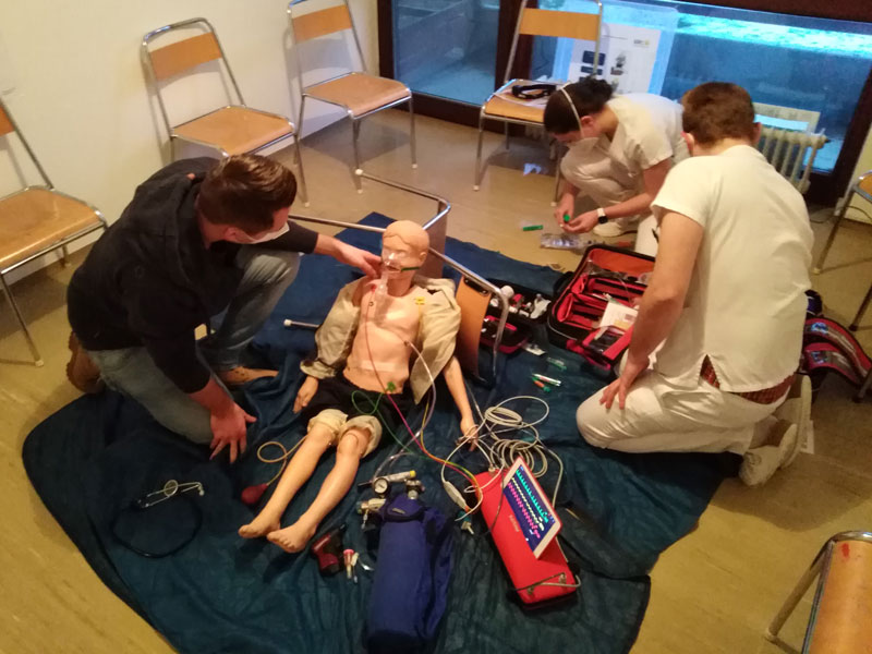 Interdisziplinäres Team löst ein Notfallszenario im Simulationszentrum