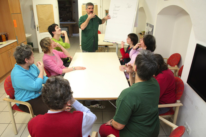 Zusammensitzen am Tisch 