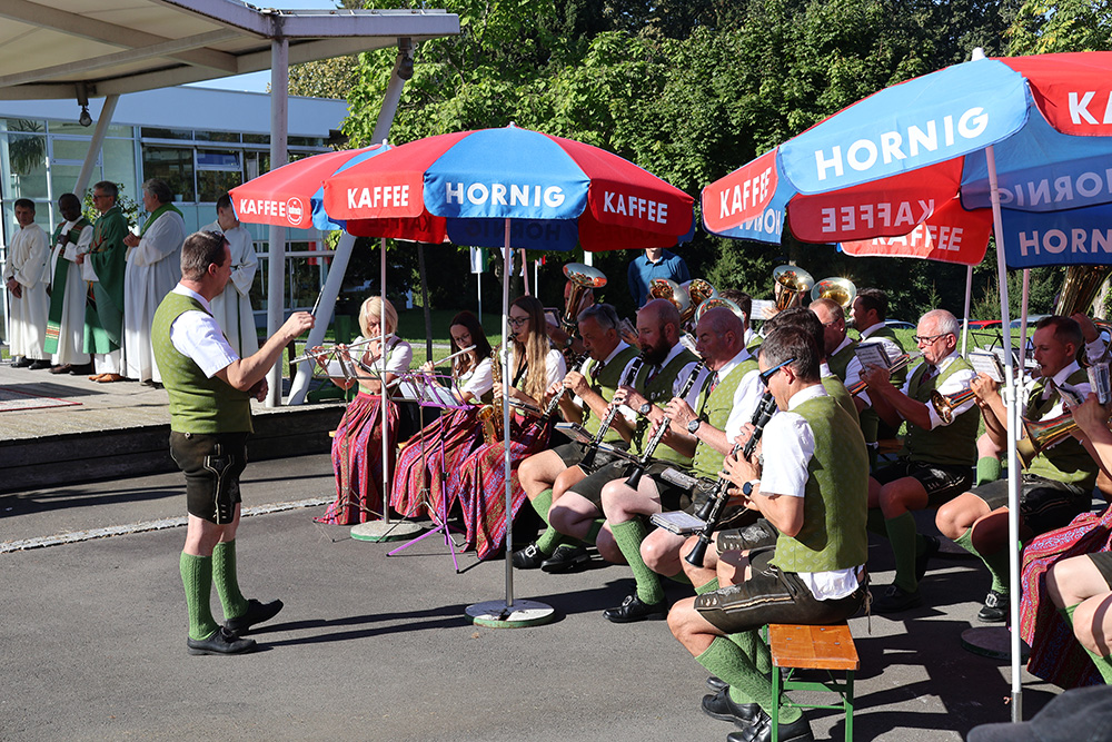 Die Marktmusikkapelle Haus im Ennstal zog vom Dorfplatz feierlich ins Festzelt ein.