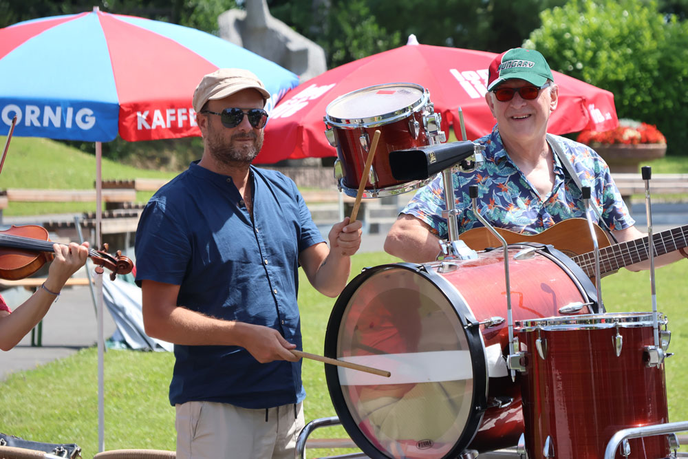Der Mitarbeiter*innen Chor wurde von der Hausband unterstützt.