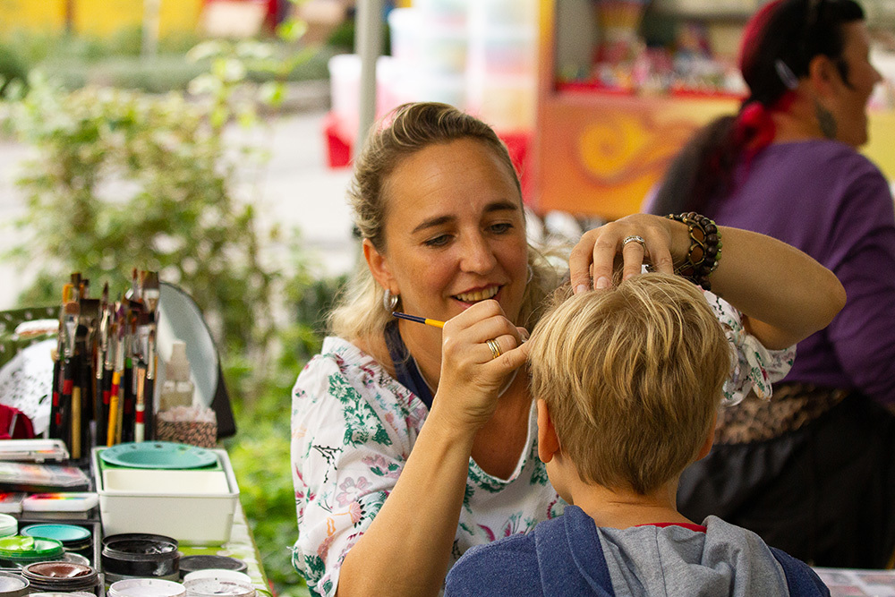 Kinderschminken war beliebt bei Klein (und Groß). 