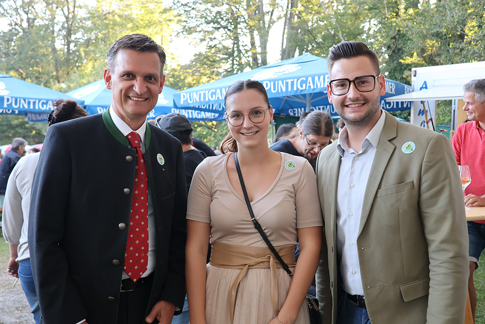 Gesamtleiter Mag. Frank Prassl, gemeinsam mit Bürgermeister Matthias Hitl und Partnerin. 