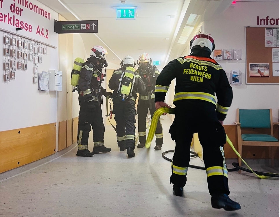 Die Feuerwehrmänner beim Einsatz. 