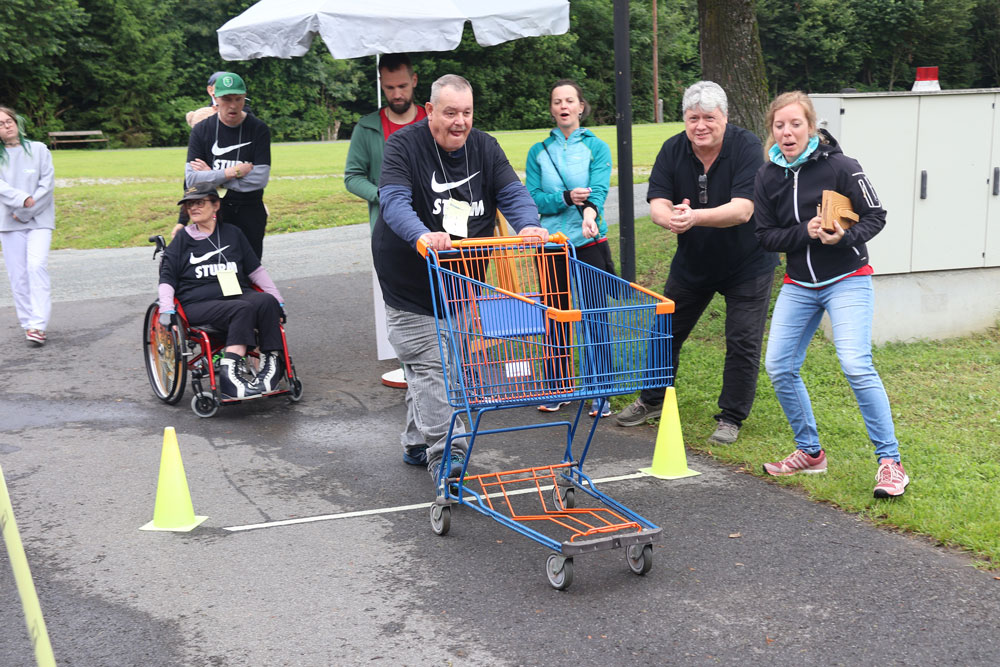 Mit dem Einkaufswagen musste ein Slalom um Verkehrshütchen gefahren werden. Alternativ konnte der Parcour auch mit dem Rollstuhl durchfahren werden.