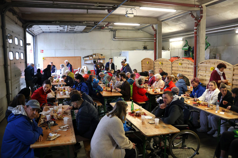 Nach der Messe gab es ein gemütliches Beisammensein in der Landwirtschaft.