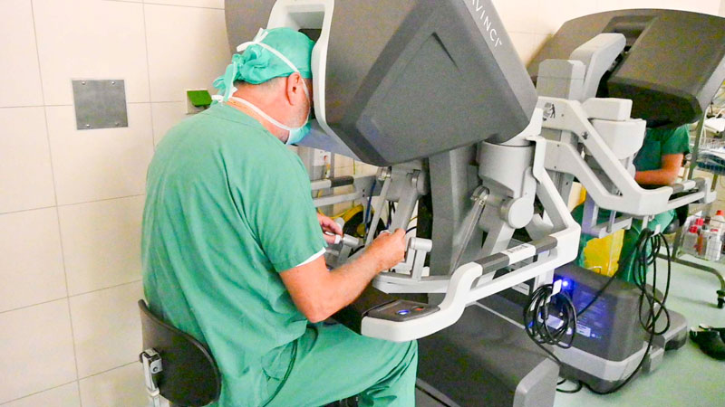 Arzt bedient Operationsroboter