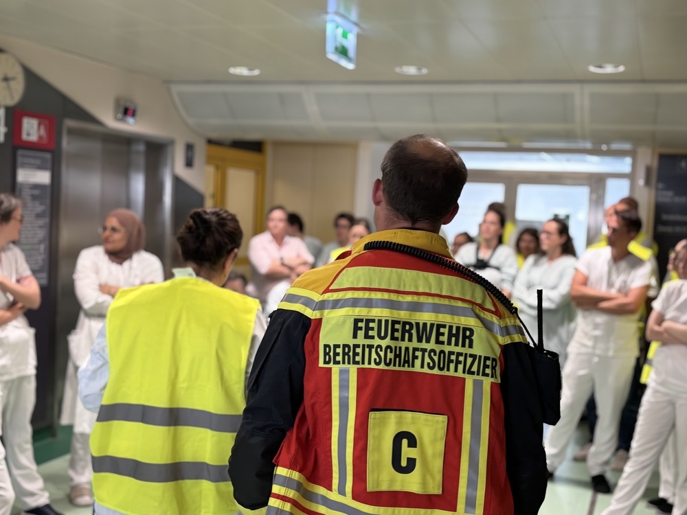 Gemeinsame Nachbesprechung der Teilnehmer*innen nach der Evakuierungsübung.