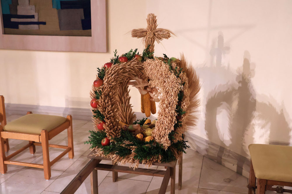 Die Erntekrone wurde von den Gärtnern dekoriert und bei der Erntedank-Messe geweiht.