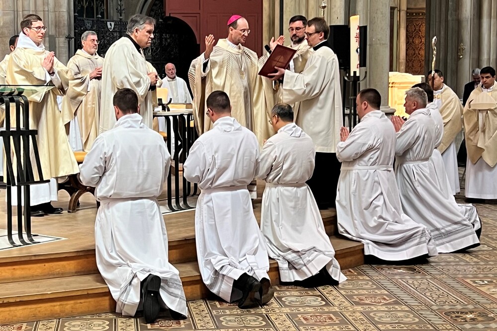 Die Weihekandidaten kniend vor Seiner Exzellenz Dipl.-Ing. Mag. Stephan Turnovsky.
