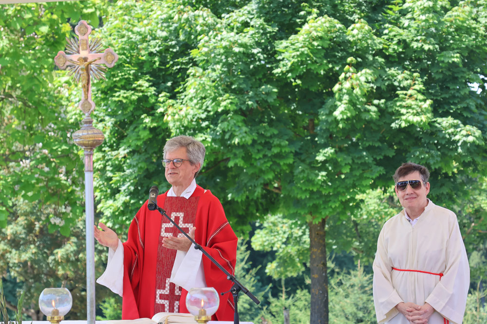 Kaplan Mag. Alfred Jokesch gestaltete die Messe am Dorfplatz.