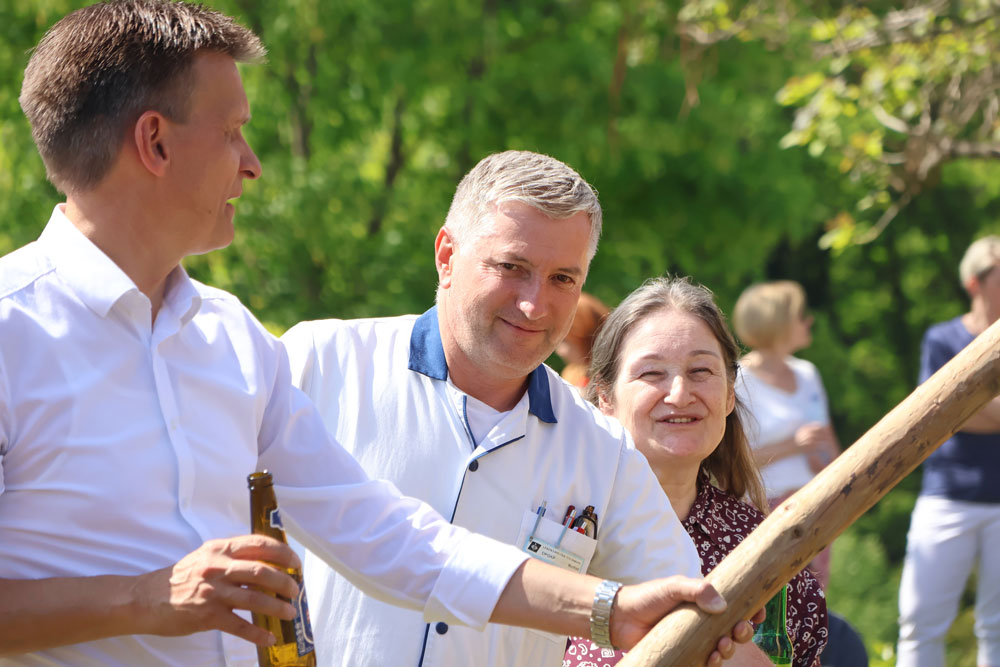 Jeder hat beim Aufstellen mit angepackt.