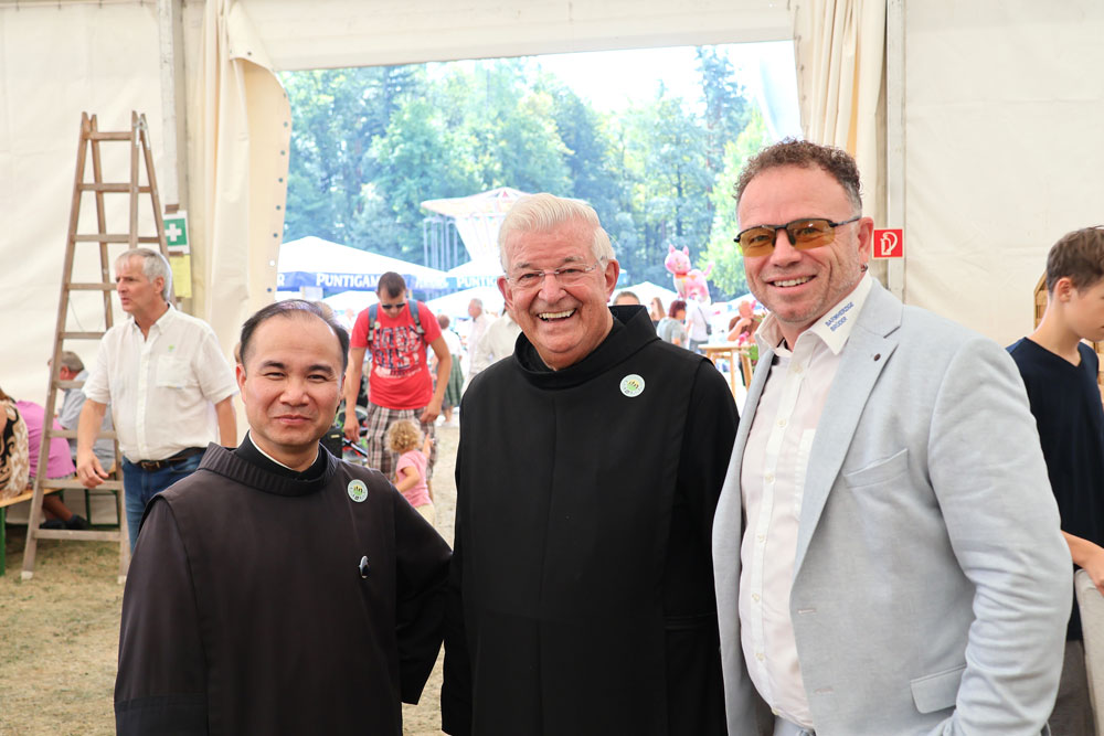 Frater Antonius und Frater Paulus begrüßten den Besuch von den Barmherzigen Brüdern aus Franken.
