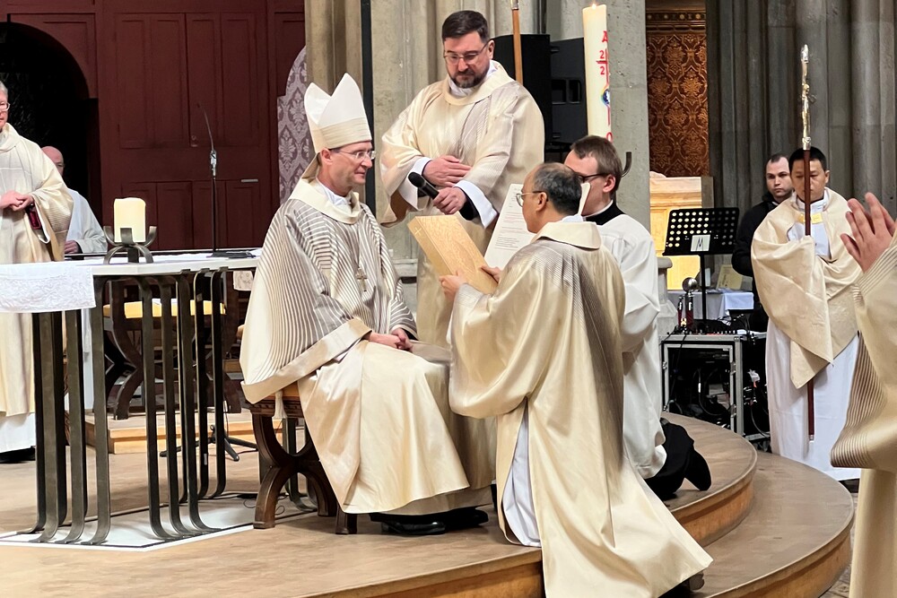 Überreichung des Evangeliars.