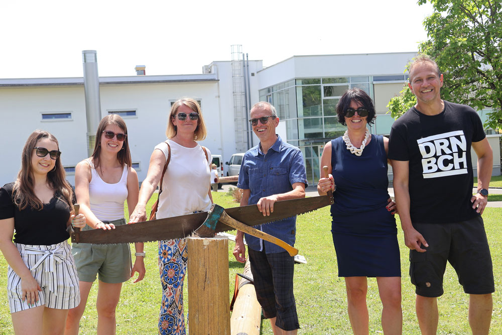 Ein Teil des Verwaltungsteams mit der kaufmännischen Direktorin Mag. Manuela Dank (zweite von rechts) nach dem erfolgreichen Umschneiden des Maibaumes.