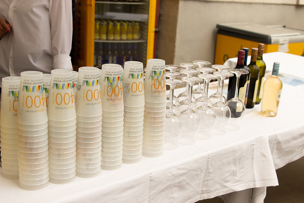 Für das Jubiläum wurden Mehrwegbecher gestaltet - diese kommen noch bei weiteren Veranstaltungen rund um das Kirchenjubiläum zum Einsatz.