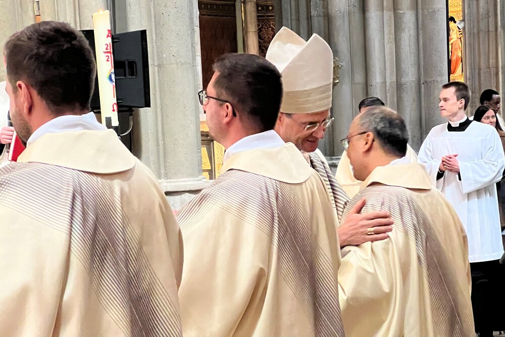 Umarmung der neuen Diakone.