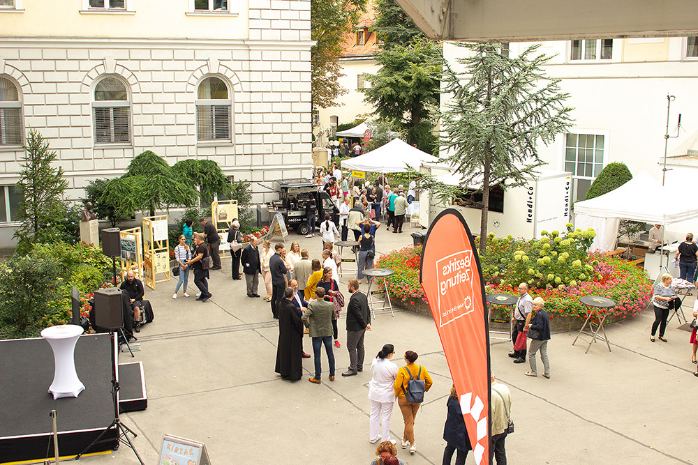 Blick von oben auf das Geschehen beim Kirtag. 