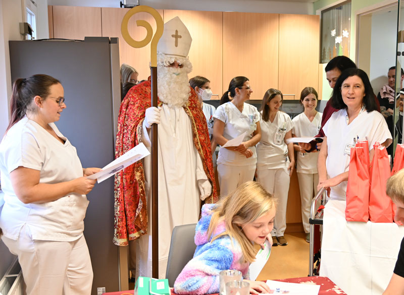 Heiliger Nikolaus besucht Kinderstation