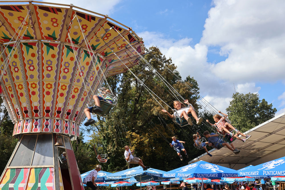 Sehr beliebt war war auch das große Kettenfliegerkarussell.