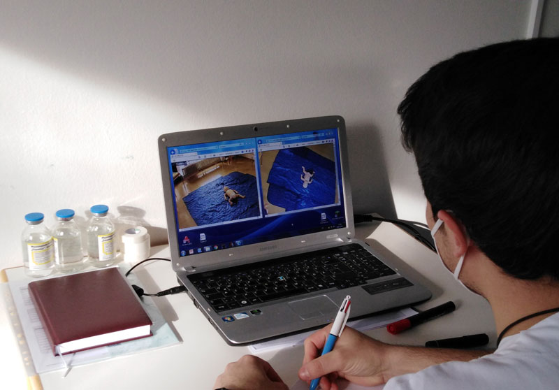 Instruktor beobachtet Team beim Notfallszenario im Simulationszentrum 