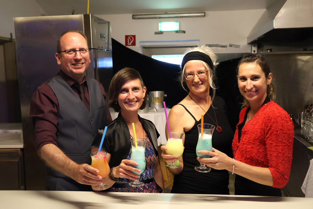 Die Kolleg*innen mischten alkoholfreie Cocktails. Zur Auswahl standen "Grease", "Dirty Dancing" oder "Flashdance".