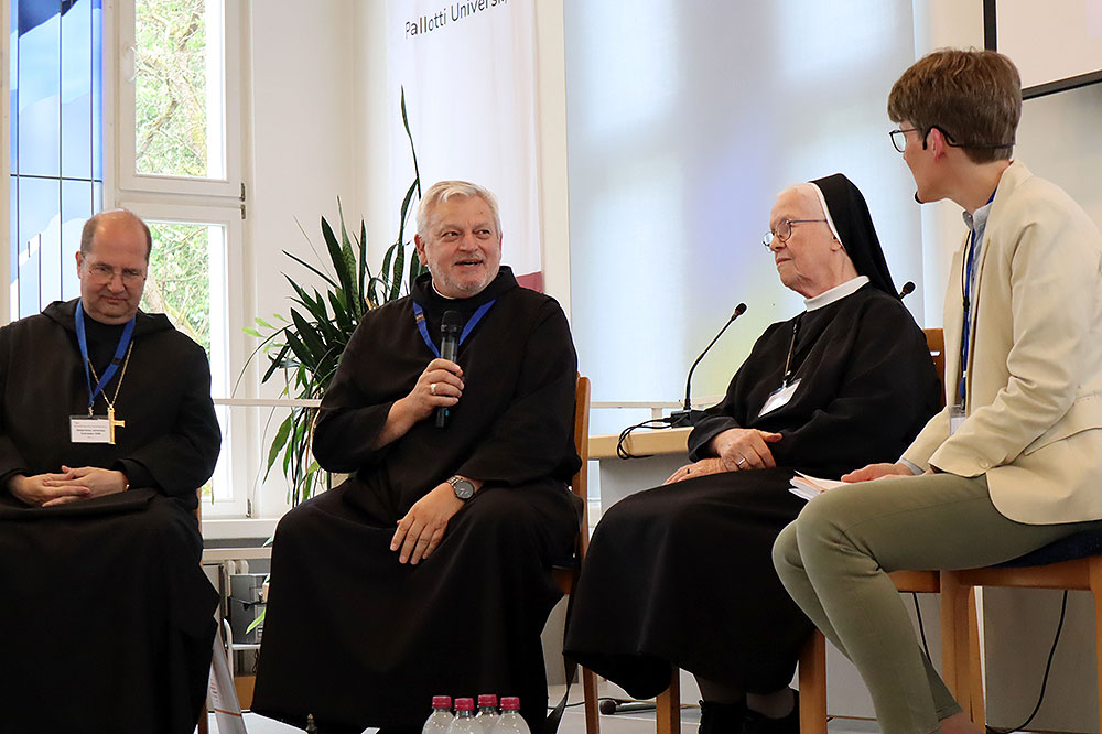 Provinzial Rudolf Knopp bei der Podiumsdiskussion mit Sr. Aloisia Höing SMMP und Abtprimas Jeremias Schröder OSB.