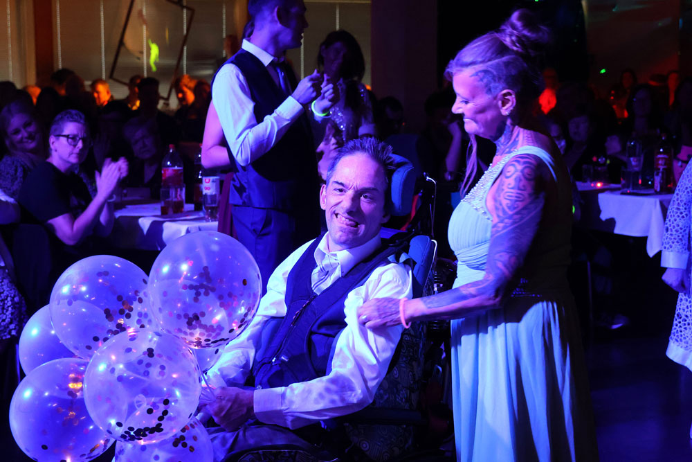 Die Wohngruppe Augustinus eröffnete den Ball mit einer eigens einstudierten Polonaise.