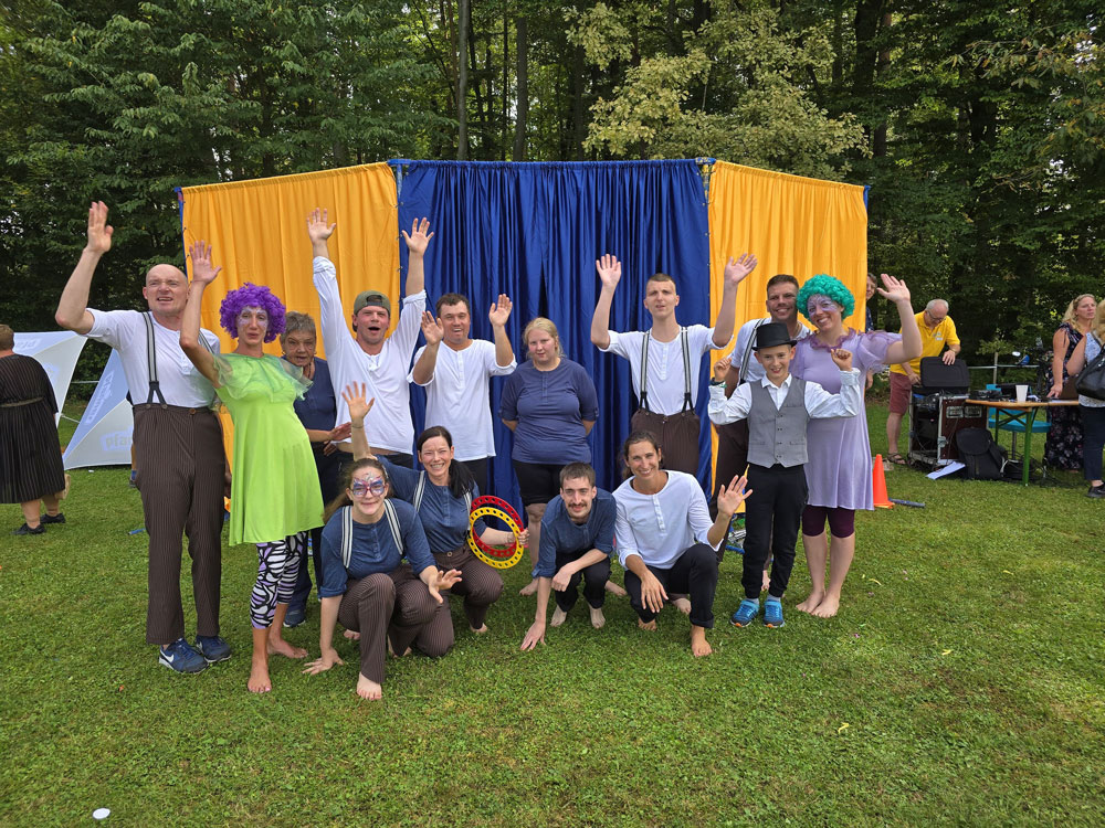 Die gesamte Truppe des Zirkus Kunterbunt