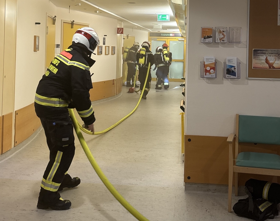 Die Feuerwehrmänner beim Einsatz. 