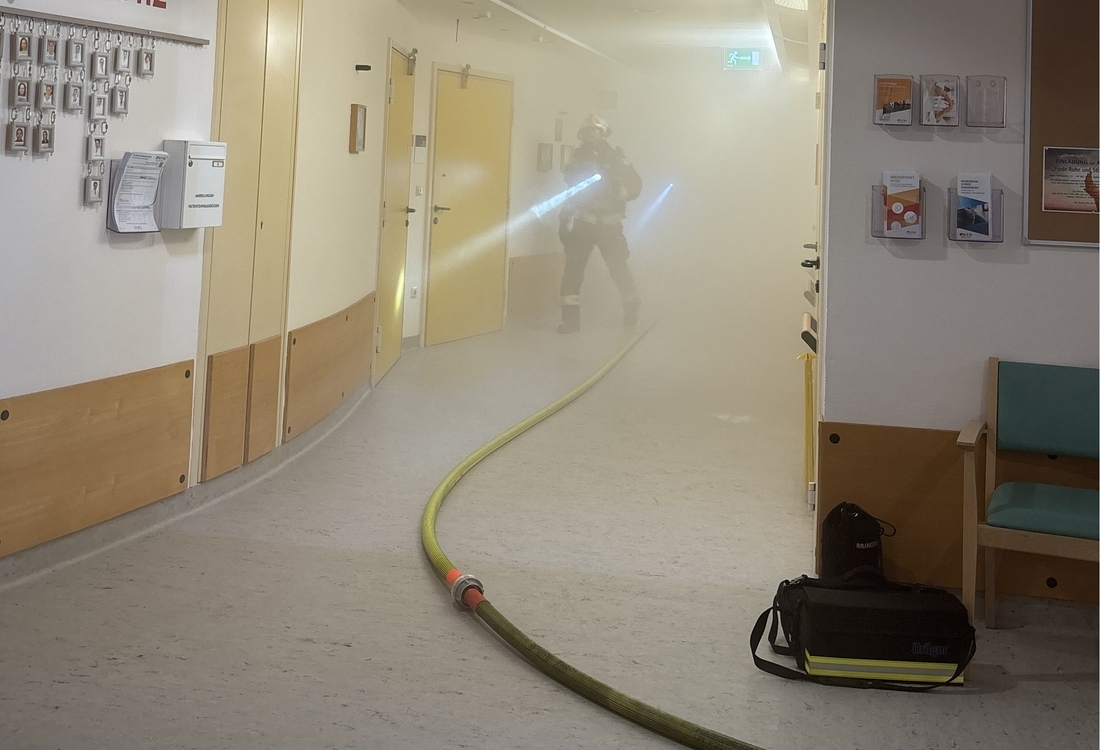 Schlauch im verrauchten Krankenhausgang.