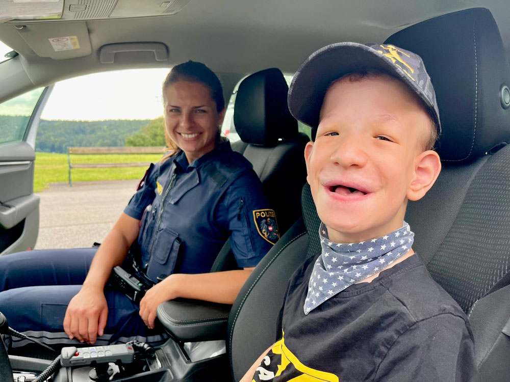 Beim Blaulichttag konnten die Kinder und die Bewohner*innen in einem echten Polizeiauto Probe sitzen.