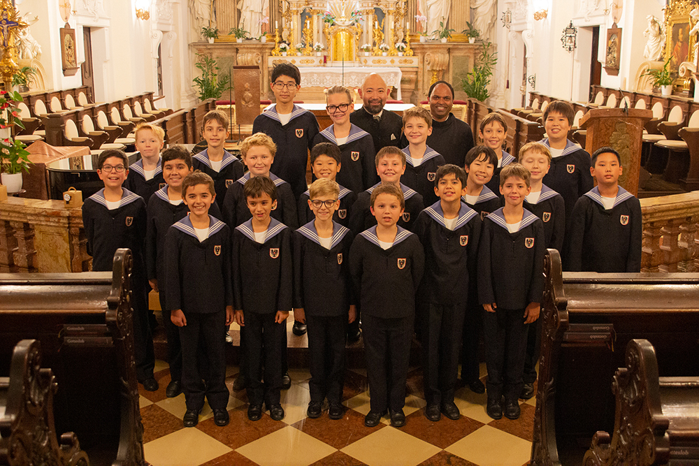 Gruppenfoto der Sängerknaben mit Chorleiter Jimmy Chiang und Pater Provinzial Saji Mullankuzhy OH, sac.