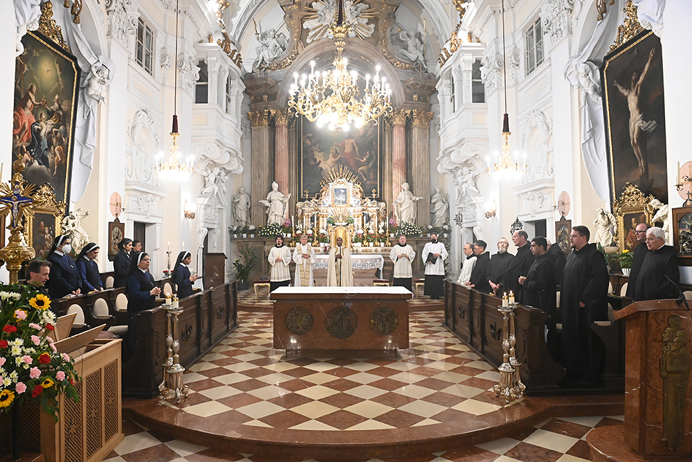 Altarraum anlässlich der Vesper mit Orgelweihe am 23. Juni 2022. 