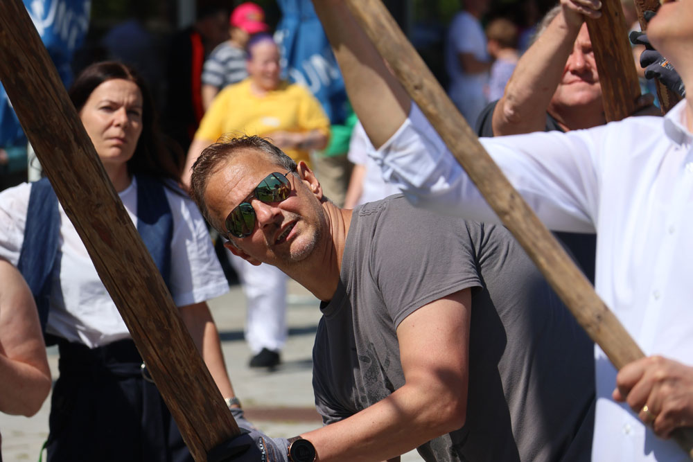 Zusammen stand der Baum in Windeseile.