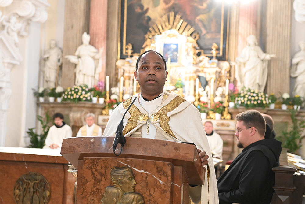 Pater Provinzial Saji Mullankuzhy OH, sac. im Rahmen der Orgelweihe.