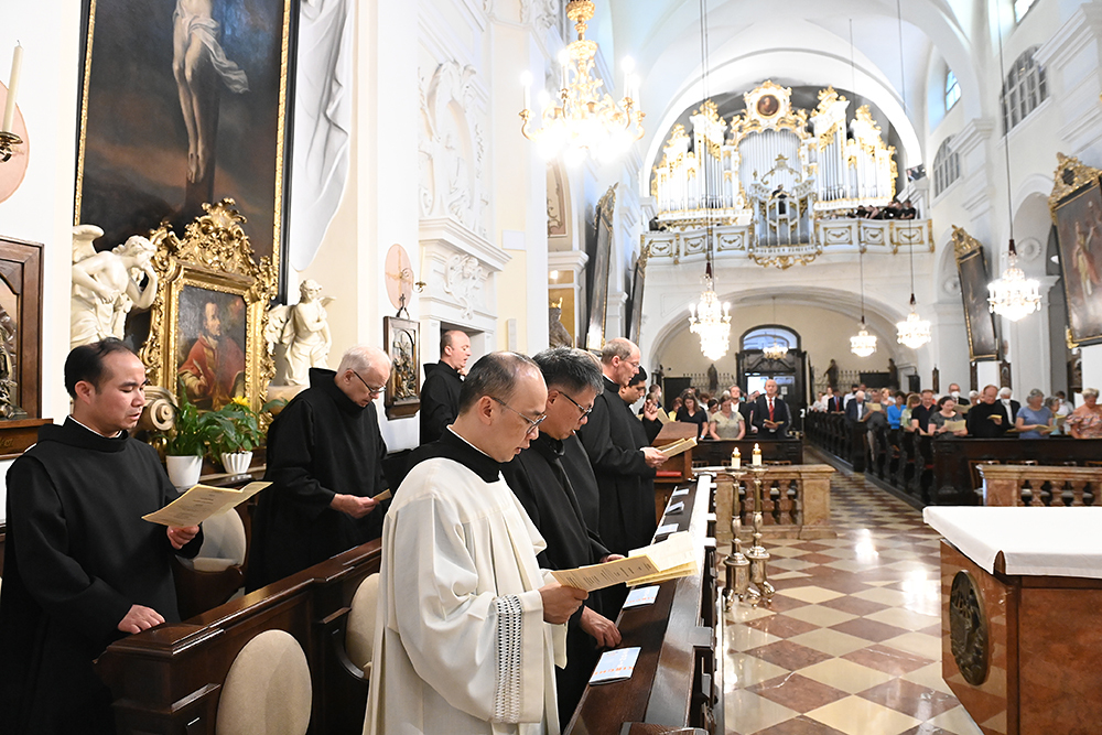 Blick Richtung Orgel und Orgelempore.