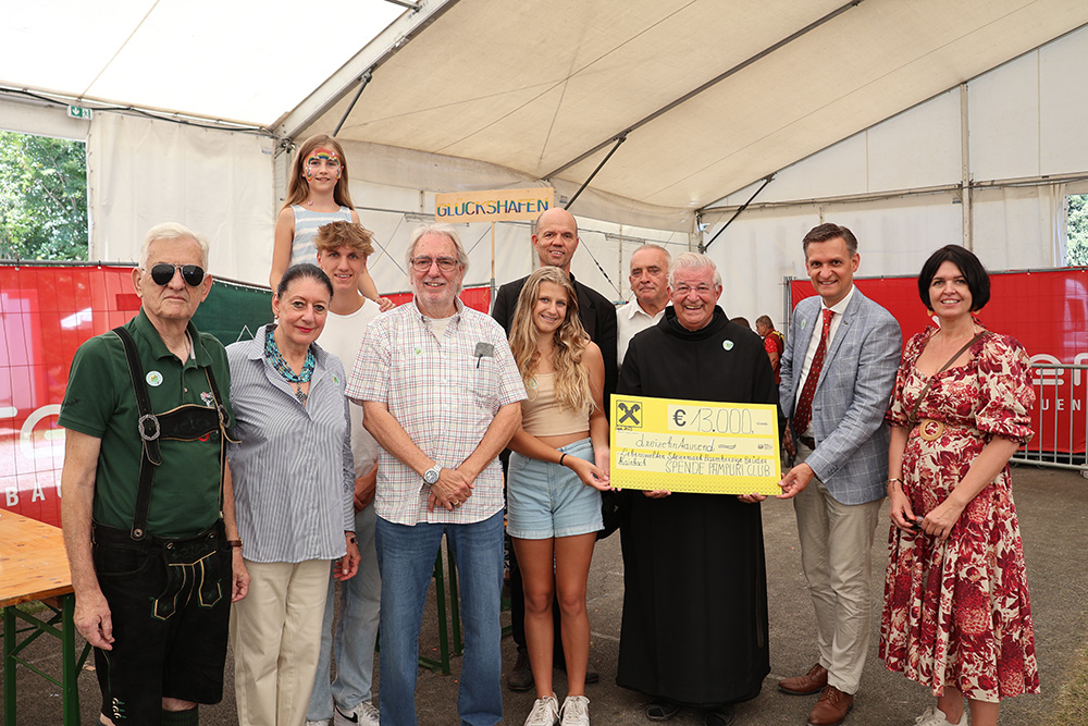 Der Pampuri Club überreichte eine großzügige Spende. 