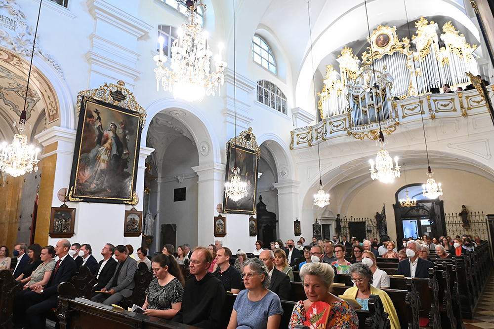 Hier sieht man die restaurierte Orgel samt Brüstung und Empore.
