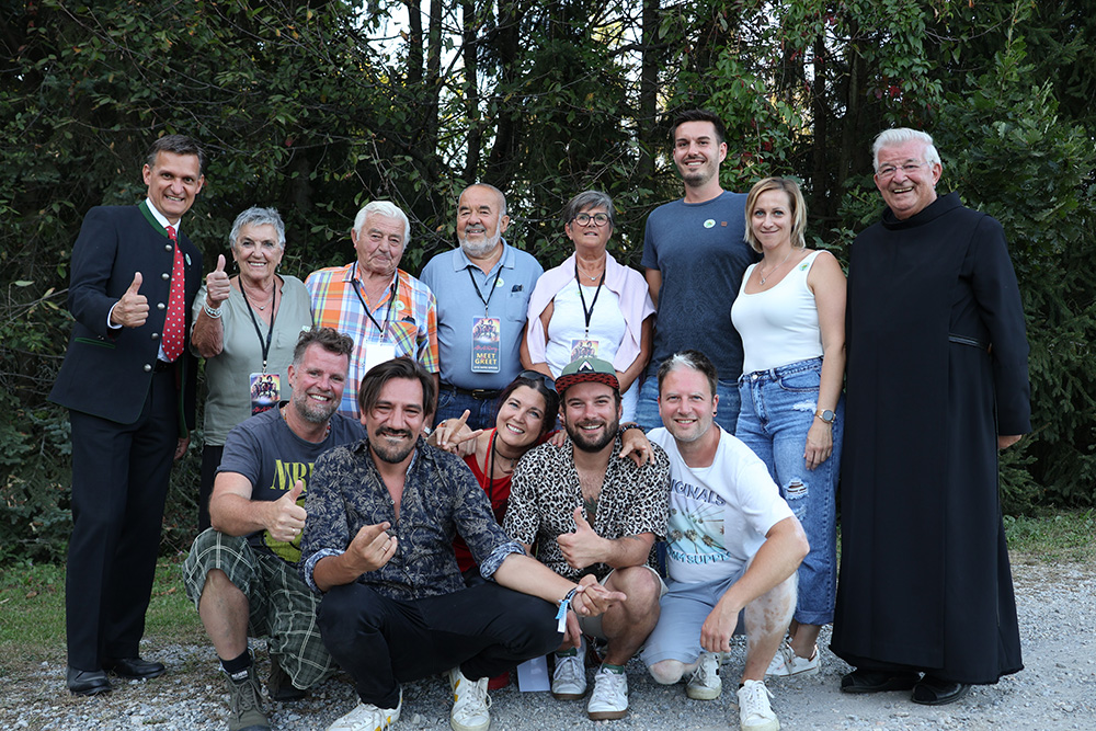 Die glücklichen Gewinnerinnen und Gewinner beim Meet and Greet mit Alle Achtung.