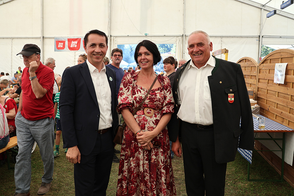 RLB Abt.-VSt. Manfred Klampfer mit der kaufmännischen Direktorin Manuela Dank und Obmann Herbert Greimel (Kammeradschaftsbund)