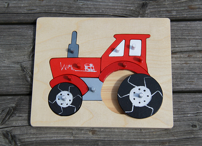 roter Traktor auf Holzplatte gezeichnet